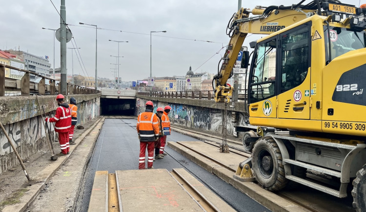 Tramvaje se na Hlávkův most vrátí po výluce o osm dní dříve