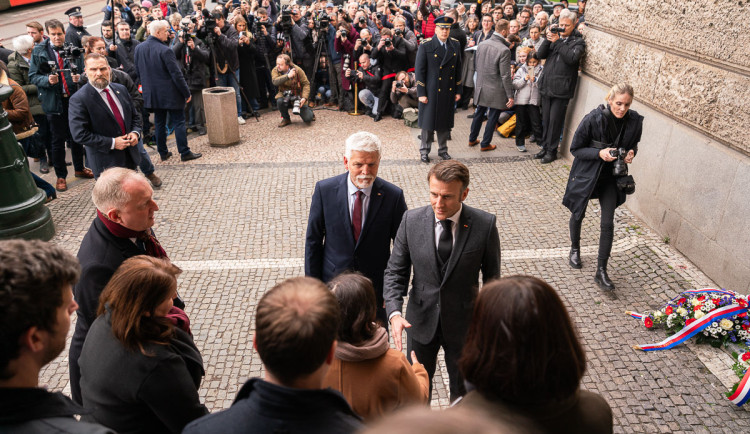 Macron s Pavlem uctili u Filozofické fakulty oběti prosincové střelby