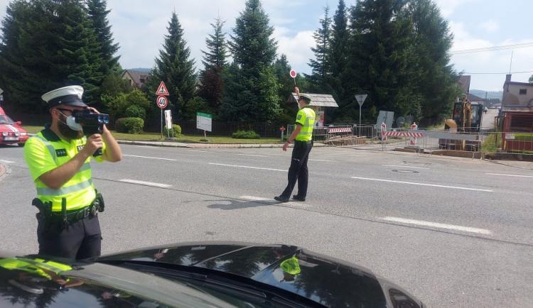 Stovka řidičů během bezpečnostní akce uvízla v policejní síti