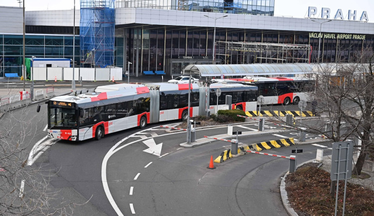 Na letiště jezdí nově z Veleslavína nejdelší trolejbusy