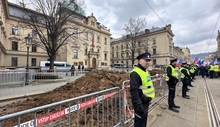 VIDEO: Hnůj na silnici před úřadem vlády. Zemědělci i přes sliby zablokovali dopravu v Praze