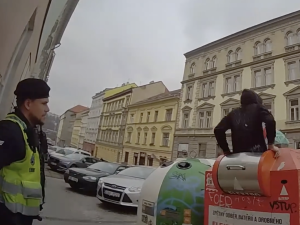 VIDEO: Muž se celý nasoukal do kontejneru, lovil z něj elektroodpad