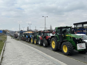 Zemědělci i přes sliby zablokovali dopravu v Praze