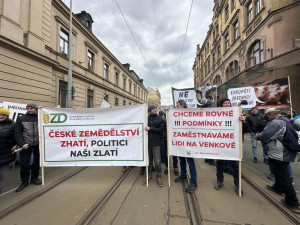 Zemědělci i přes sliby zablokovali dopravu v Praze