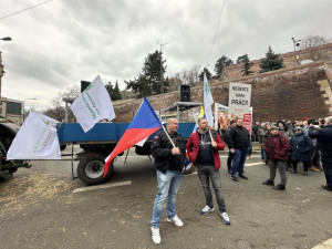 Zemědělci i přes sliby zablokovali dopravu v Praze