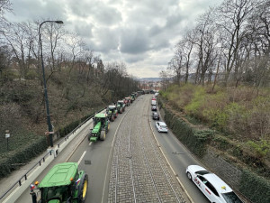 Zemědělci i přes sliby zablokovali dopravu v Praze