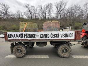 Zemědělci i přes sliby zablokovali dopravu v Praze