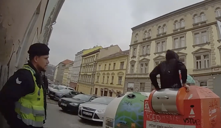 Muž vlezl do popelnice celý.