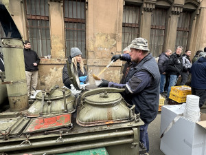 FOTOGALERIE: Hnůj hlídaný policií, naštvaní zemědělci a zase ten guláš. Podívejte se, jak vypadal další protest farmářů