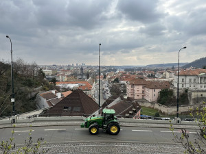 FOTOGALERIE: Hnůj hlídaný policií, naštvaní zemědělci a zase ten guláš. Podívejte se, jak vypadal další protest farmářů