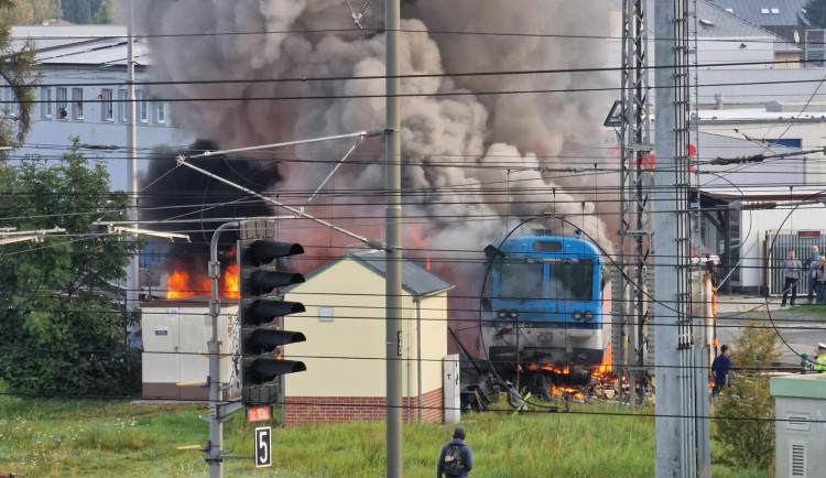 VIDEO: Hrozivá srážka kamionu s osobním vlakem na Bělidlech jde k soudu. Řidiči hrozí osm let