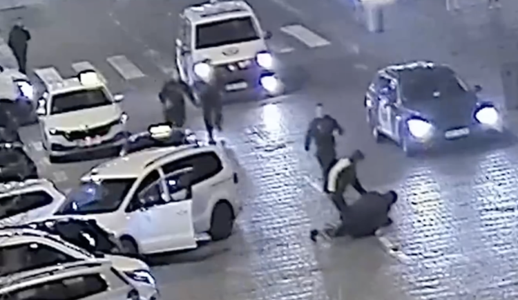 VIDEO: Muž držel na Václaváku parkovací místo pro šéfa. Když do něj začal najíždět jiný řidič, napadl ho