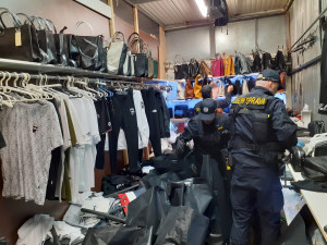 VIDEO: Celníci zabavili v Sapě padělky za skoro sto milionů