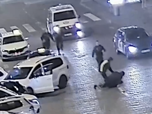 VIDEO: Muž držel na Václaváku parkovací místo pro šéfa. Když do něj začal najíždět jiný řidič, napadl ho