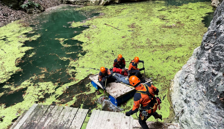 FOTOGALERIE: Lezecké skupiny hasičů cvičily v Hranické propasti. Zachraňovali zraněného turistu