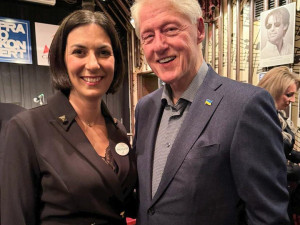 Bývalý americký prezident Clinton se dnes zúčastnil akce v Redutě, potkal se s Petrem Pavlem