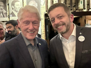 Bývalý americký prezident Clinton se dnes zúčastnil akce v Redutě, potkal se s Petrem Pavlem