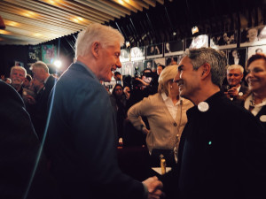 Bývalý americký prezident Clinton se dnes zúčastnil akce v Redutě, potkal se s Petrem Pavlem