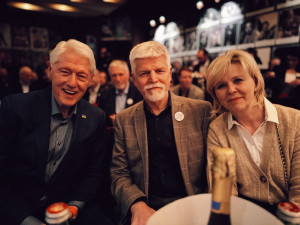 Bývalý americký prezident Clinton se dnes zúčastnil akce v Redutě, potkal se s Petrem Pavlem
