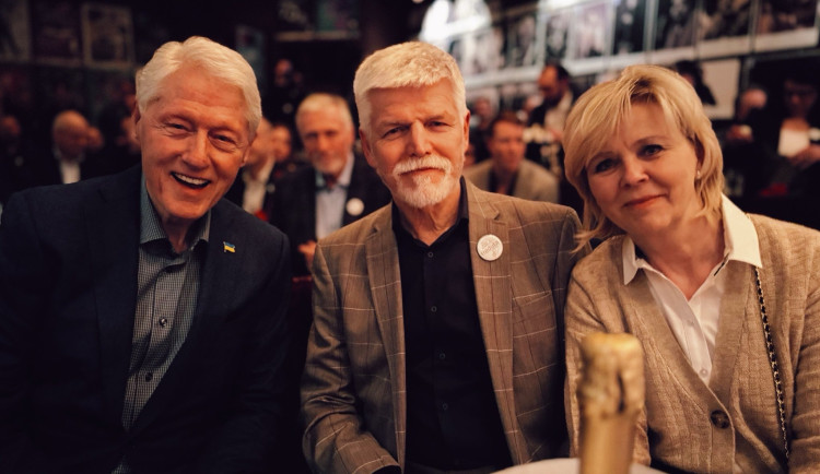 Bývalý americký prezident Clinton se dnes zúčastnil akce v Redutě, potkal se s Petrem Pavlem