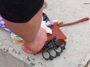 Trojice okradla v parku muže. Útočníci měli v kapsách boxera a čokolády