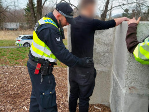 Trojice okradla v parku muže. Útočníci měli v kapsách boxera a čokolády