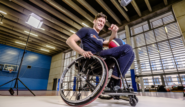 Další zápas basketbalové Slavie bude mít charitativní nádech. I vaše účast pomůže Mikulášovi, který potřebuje nový sportovní vozík!