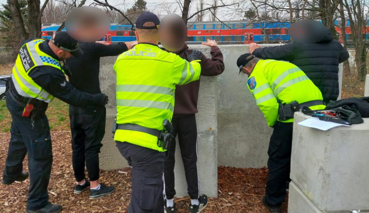 Trojice okradla v parku muže. Útočníci měli v kapsách boxera a čokolády