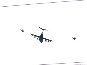 Nad Karlovým mostem proletěly stíhačky. Armáda slaví výročí vstupu do NATO