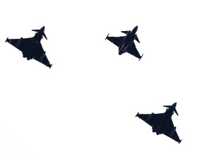 Nad Karlovým mostem proletěly stíhačky. Armáda slaví výročí vstupu do NATO