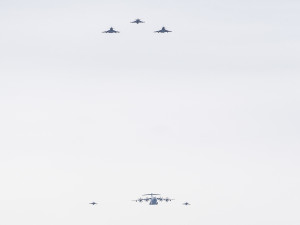 Nad Karlovým mostem proletěly stíhačky. Armáda slaví výročí vstupu do NATO