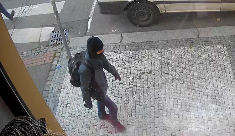 VIDEO: Maskovaný muž brutálně zbil provozního tyčí a vzal mu třistapadesát tisíc. Na místě ale nechal ledvinku