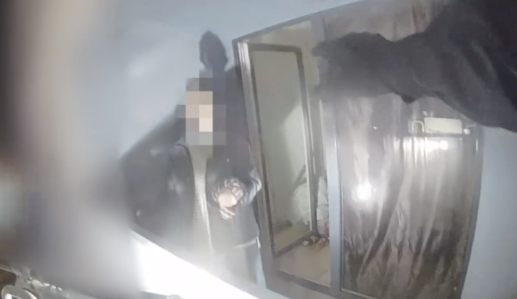 VIDEO: Opilec házel z balkónu lahve, strážníci proti němu zasáhli z plošiny