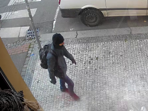 VIDEO: Maskovaný muž brutálně zbil provozního tyčí a vzal mu třistapadesát tisíc. Na místě ale nechal ledvinku