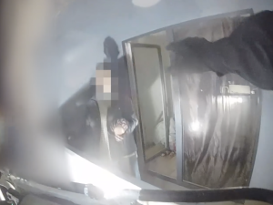 VIDEO: Opilec házel z balkónu lahve, strážníci proti němu zasáhli z plošiny