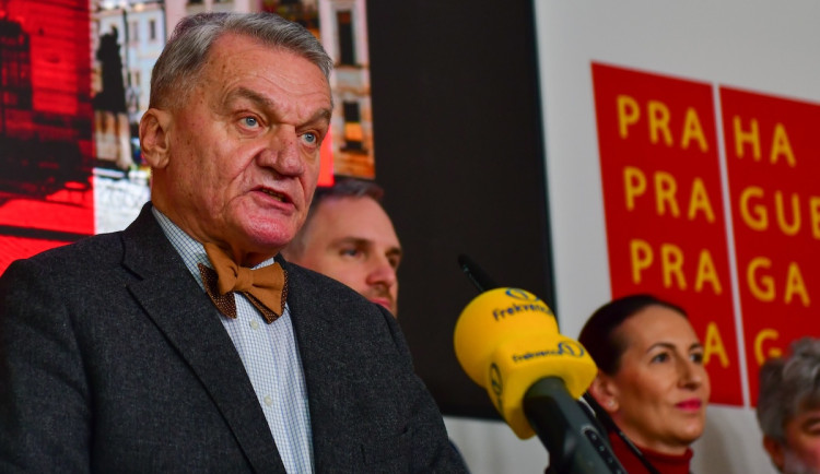 Primátor Svoboda prodělal černý kašel, na jednání výboru si ale nevzal respirátor