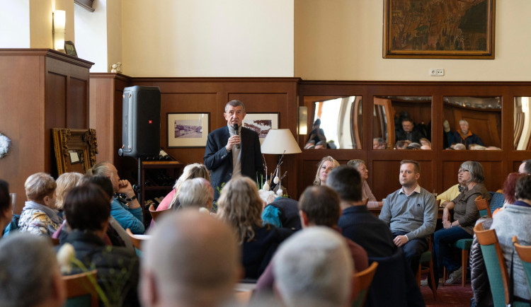 Babiš se svou stínovou vládou dnes přijel do Olomouce. Odpoledne bude diskutovat s občany