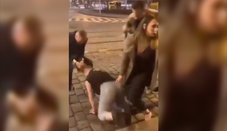 VIDEO: Opilý policista v Praze napadl devatenáctiletou dívku, vláčel ji po silnici za vlasy