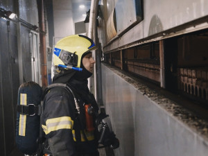 VIDEO: V pražské tiskárně vypukl požár, jeden člověk skončil v nemocnici