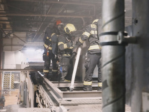 VIDEO: V pražské tiskárně vypukl požár, jeden člověk skončil v nemocnici