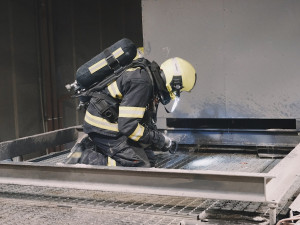VIDEO: V pražské tiskárně vypukl požár, jeden člověk skončil v nemocnici