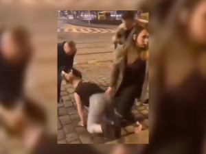 VIDEO: Opilý policista v Praze napadl devatenáctiletou dívku, vláčel ji po silnici za vlasy