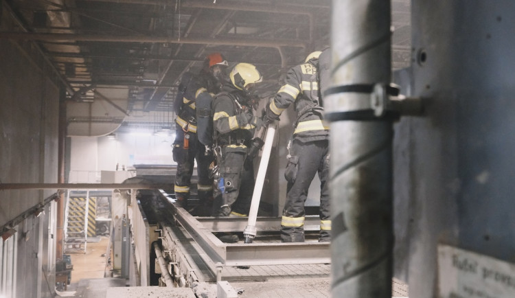 VIDEO: V pražské tiskárně vypukl požár, jeden člověk skončil v nemocnici