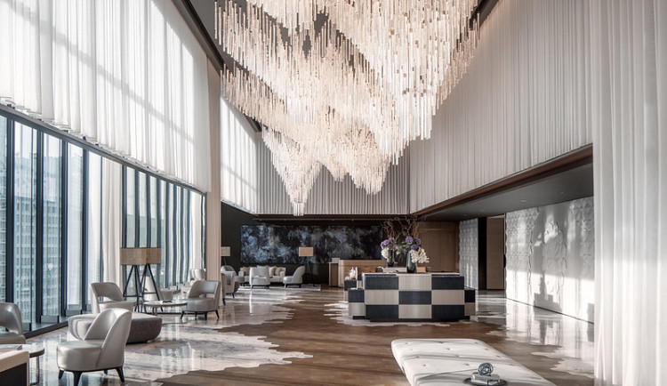 Nejluxusnější resort v Dubaji rozzářily stovky křišťálových světel z Česka