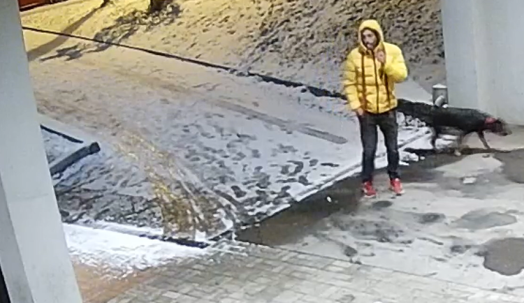 Foto ze záznamu kamery.