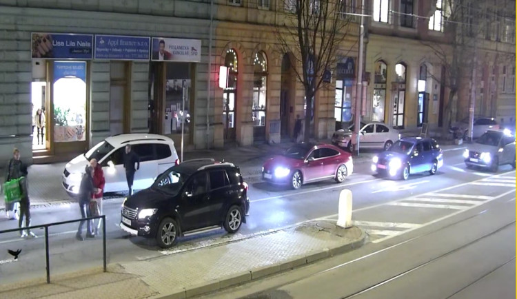 Na přechodu v Olomouci auto srazilo staršího muže. Policie hledá svědky a řidiče vozu