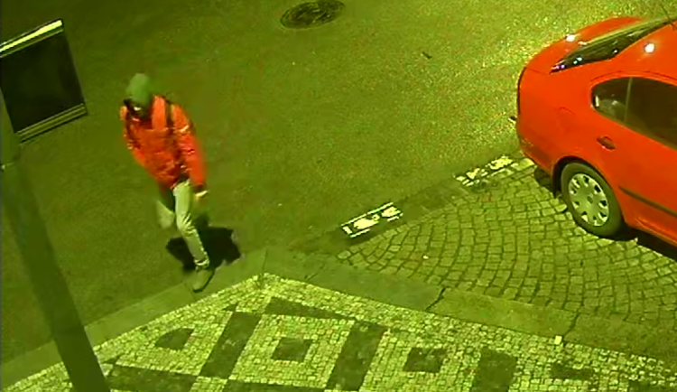 VIDEO: Zloděj chtěl okrást ženu na ulici, ubránila se mu cigaretou