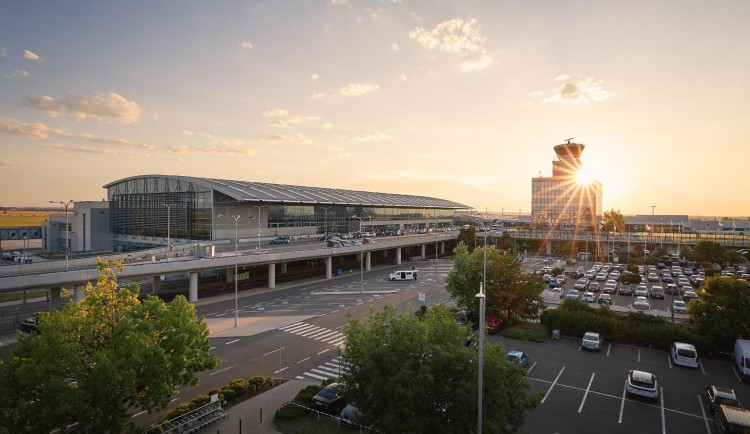 Pražské letiště rozšířilo nabídku letních destinací. Mírně také zvedá letištní poplatky