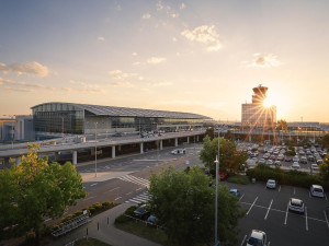 Pražské letiště rozšířilo nabídku letních destinací. Mírně také zvedá letištní poplatky