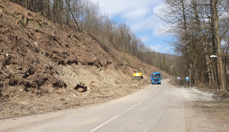 Kvůli nebezpečnému svahu Šternberk uzavřel silnici do Dolního Žlebu i pro autobusy. Město zde staví cyklostezku